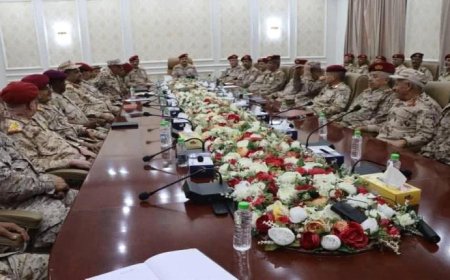 في لقاء موسع بعدن.. وزير الدفاع يشدد على أهمية التركيز في مواجهة مليشيات الحوثي والتنظيمات الإرهابية