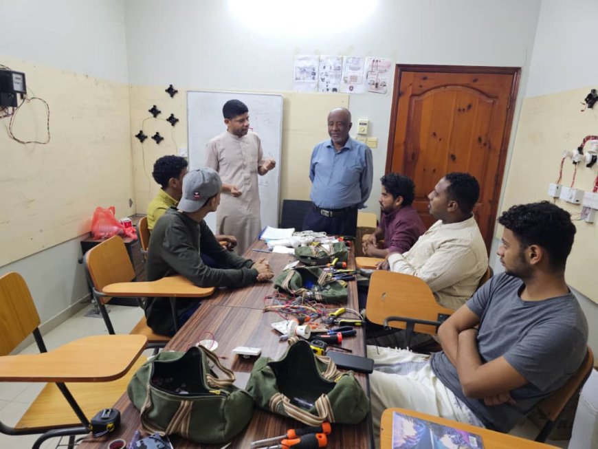 رئيس نقابة المهندسين بحضرموت يدشّن الدورة الهندسية المهنية في مجال التمديدات الكهربائية الدفعة الثالثة