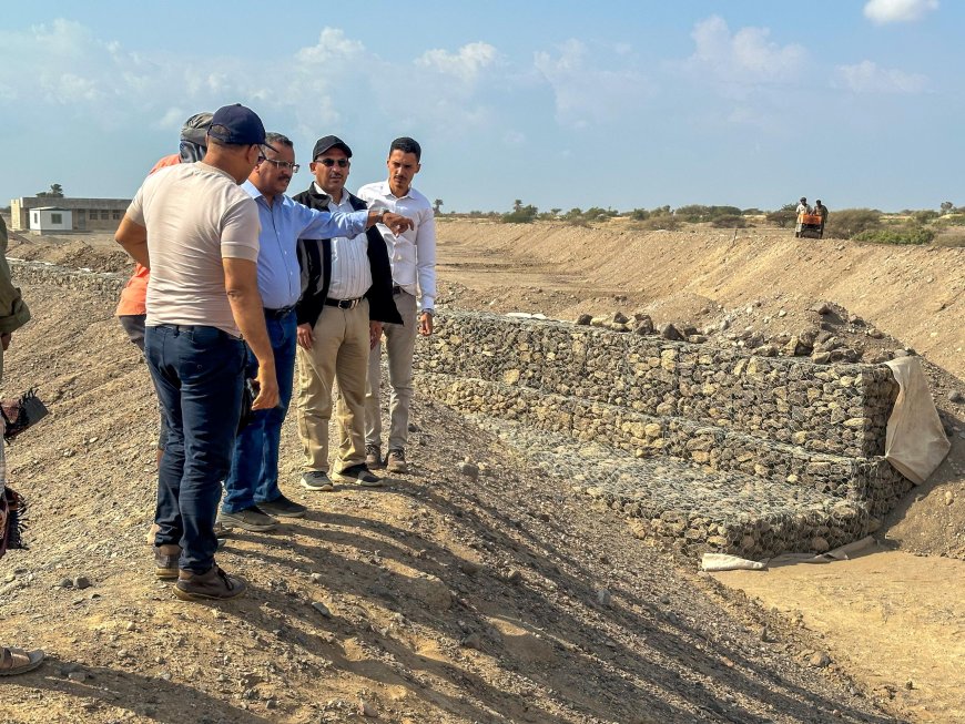 فريق وزارة الزراعة والأسماك يتفقد أعمال مشروع حماية أراضي المزارعين في وادي تمنان بلحج