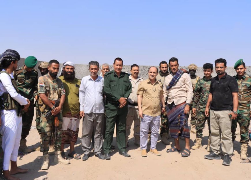 العميد جلال الربيعي والأستاذ عبود ناجي يتفقدون مشروع بناء سور حجري لمبنى قوات القطاع السادس حزام أمني بمديرية دارسعد