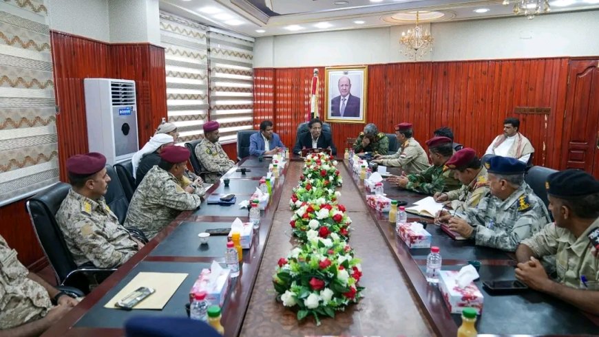 محافظ المهرة بن ياسر يترأس اجتماعًا للجنة الأمنية ويوجه برفع الجاهزية لحفظ الأمن والاستقرار