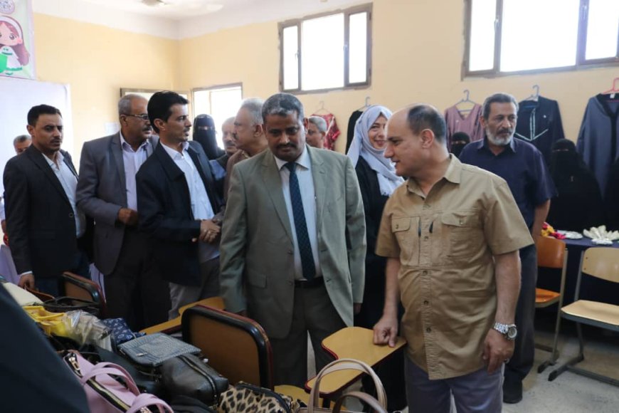 نائب وزير التعليم الفني يدشن بازار "فتاة الوطني" بعدن احتفاءً بذكرى الاستقلال