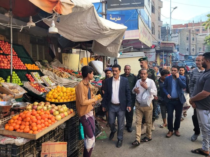 تعز.المشمر يوجه بتجهيز مواقع بديلة للبسطات العشوائية وتحسين مثلث مدخل شارع المسبح