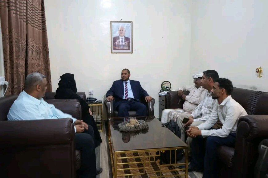 محافظ سقطرى يناقش مع وفد البنك الأهلي اليمني تعزيز مهام فرع البنك ودوره الرقابي بالمحافظة