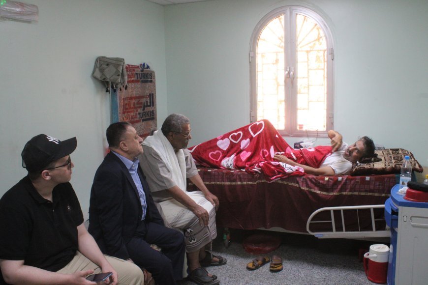 أمين عام المجلس المحلي ووكيل محافظة أبين يزوران مدير عام المصائد السمكية للاطمئنان على صحته بعد عملية جراحية ناجحة