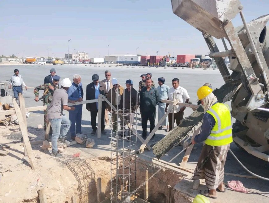 مدير عام جمرك شحن يتفقد الأعمال الإنشائية لمشروع الدكات التفتيش بساحة الجمرك