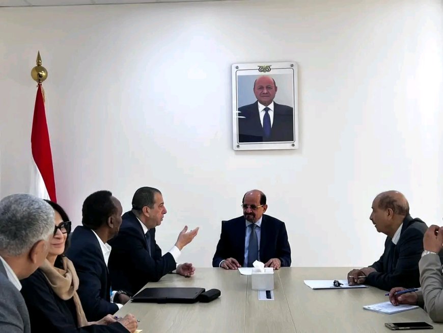 وزير الخارجية يبحث مع مبعوث برنامج الغذاء العالمي تعزيز العمل الإنساني