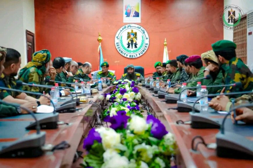 العميد الوالي يترأس اجتماعا بقيادات الحزام الأمني ويشيد بالأداء المتميز في العرض العسكري