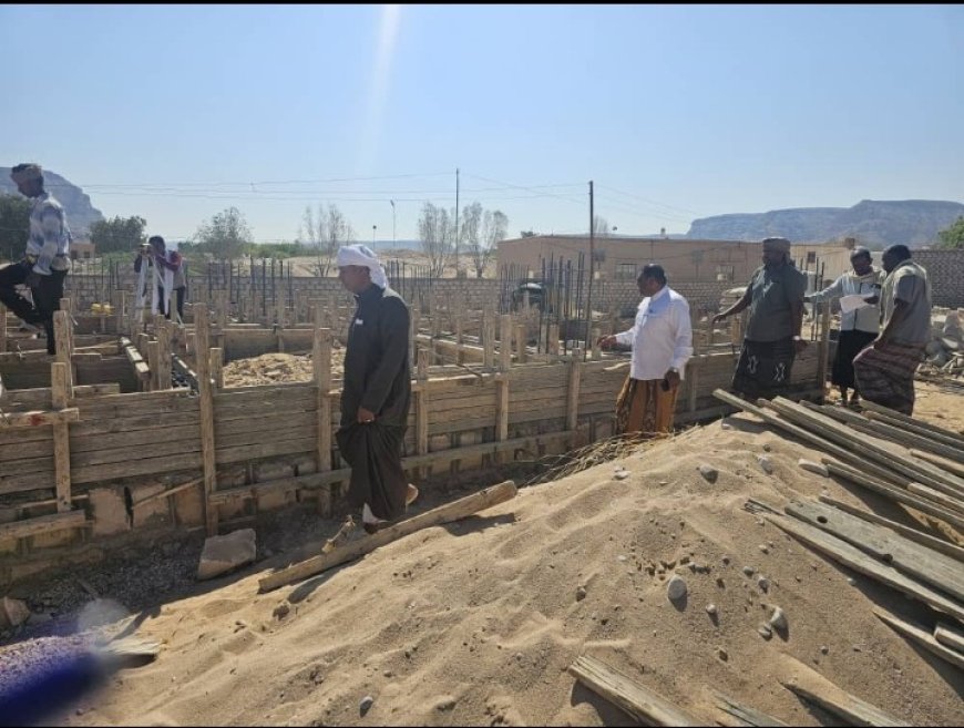 الاستاذ السماحي المدير العام لمديرية السوم يتفقد سير العمل في مشروع بناء سكن الأطباء بمستشفى السوم