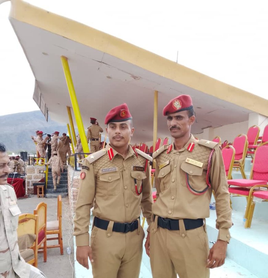 قائد اللواء الثاني دعم وإسناد العميد مازن الجنيدي يهنئ الضابط ياسين الشتيمي بمناسبة تخرجه من الكلية الحربية