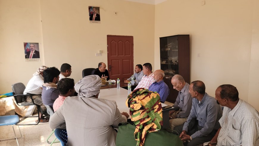 نائب وزير الصناعة والتجارة يبحث مع قيادة مديرية قلنسية آليات تنشيط الاستثمار وتعزيز الرقابة وضبط الأسعار