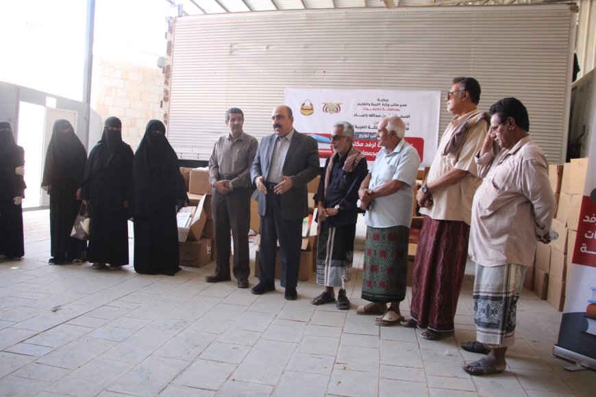 باعباد يدشن توزيع الكتب العلمية لرفد ثمان مكتبات بثانويات ومجمعات تعليمية مقدمة من فاعل خير من المملكة العربية السعودية