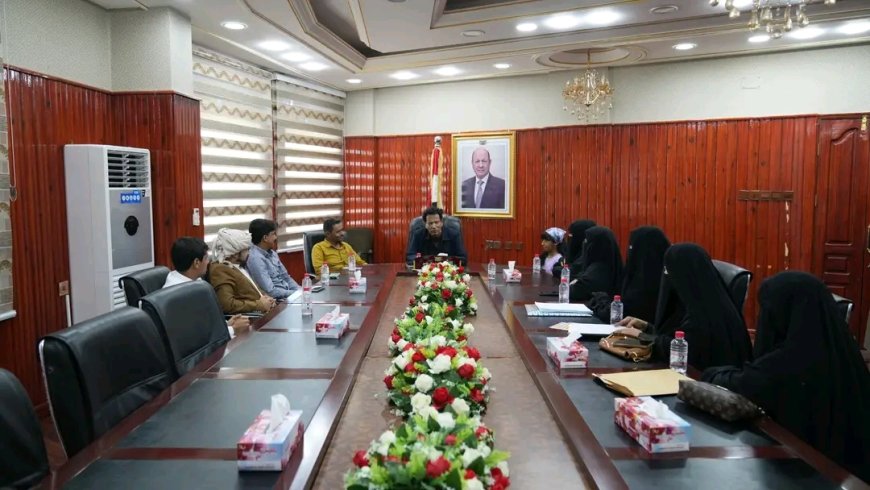 محافظ المهرة يلتقي اللجنة التحضيرية للجمعية التعاونية الاستهلاكية ويؤكد دعمه لها