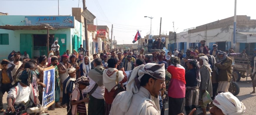 أبناء مديرية أحور يخرجون في مسيرة حاشدة تأييداً لمليونية وادي حضرموت