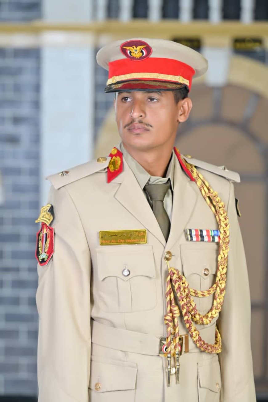 النقيب الوكالة يهنئ الملازم ثان نورالدين حسن لحصوله على البكالوريوس في العلوم العسكرية