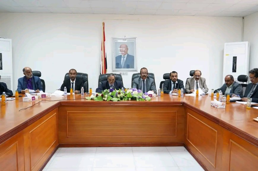 المكتب التنفيذي بشبوة يعقد اجتماعه الدوري ويشيد بجهود المحافظ بن الوزير في ترسيخ الأمن وتوحيد الصفوف ويؤكد على أهمية الاصطفاف الوطني لحماية مكتسبات المحافظة