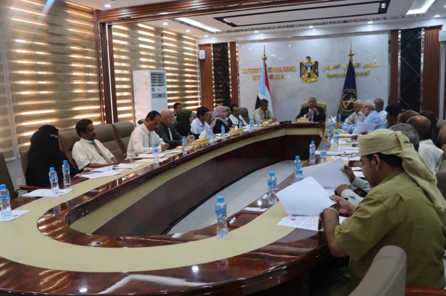 مجلس المستشارين يهنئ القيادة السياسية والعسكرية بانتصارات وادي حضرموت