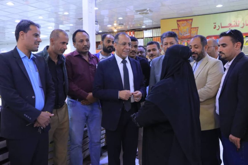 وزير الصناعة والتجارة يتفقد مكتب الوزارة في مأرب وينفذ زيارة ميدانية للرقابة على الأسواق 