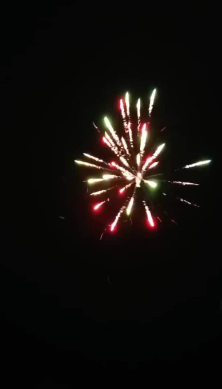 إطلاق الألعاب النارية في سماء المحفد بأبين إبتهاجاً بتحرير وادي حضرموت