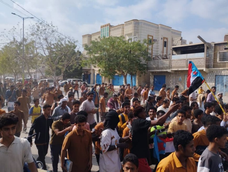 أبناء مديرية خنفر يخرجون في مسيرة حاشدة تأييدا لمليونية وادي وصحراء حضرموت