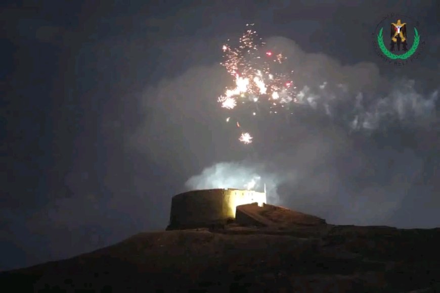 قوات الحزام الأمني تحتفل رسمياً بتحرير وادي حضرموت بإطلاق الألعاب النارية في سماء العاصمة عدن