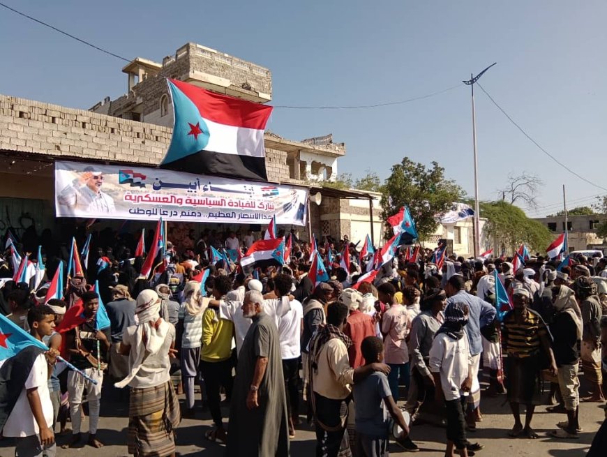 انتقالي أبين يقيم مسيرة جماهيرية حاشدة بزنجبار احتفاء بانتصارات القوات الجنوبية في حضرموت والمهرة