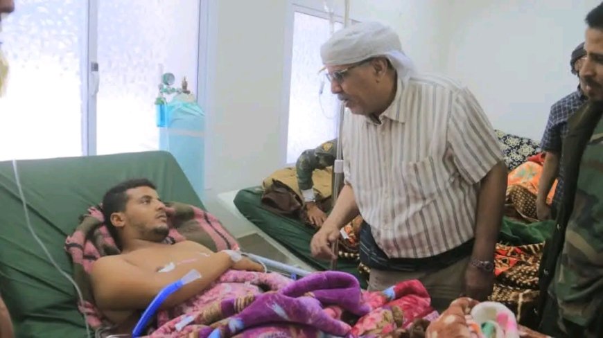 الكثيري يتفقد جرحى القوات المسلحة الجنوبية في مستشفى سيئون العام