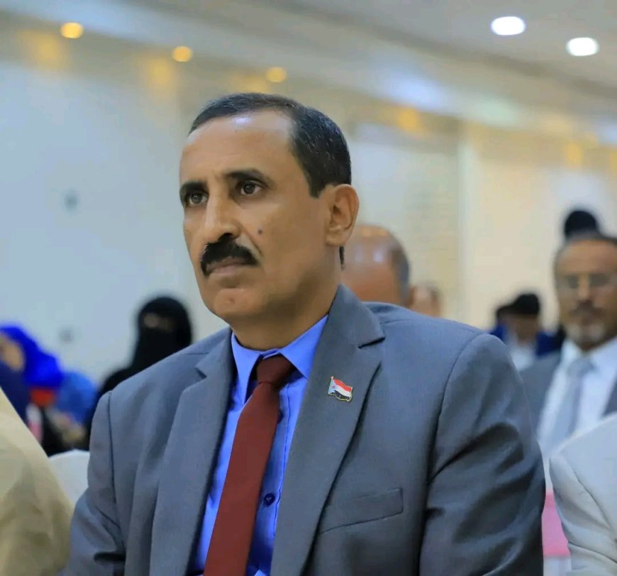 باتيس يجري اتصالًا هاتفيًا برئيس تنفيذية المهرة ويهنئه بالتطورات الأخيرة في المحافظة