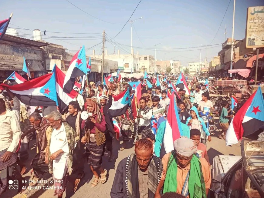 انتقالي أبين ينظم مسيرة جماهيرية بزنجبار احتفالاً بانتصارات القوات الجنوبية في حضرموت