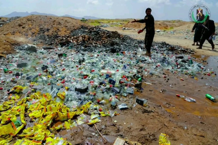 بإشراف العميد الوالي والنيابة العامة.. إدارة مكافحة المخدرات بقوات الحزام الأمني تتلف كمية كبيرة من الخمور المستوردة