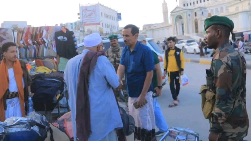 باتيس يتفقد المواطنين في سيئون ويؤكد استمرار القوات الجنوبية في تثبيت الأمن بوادي حضرموت