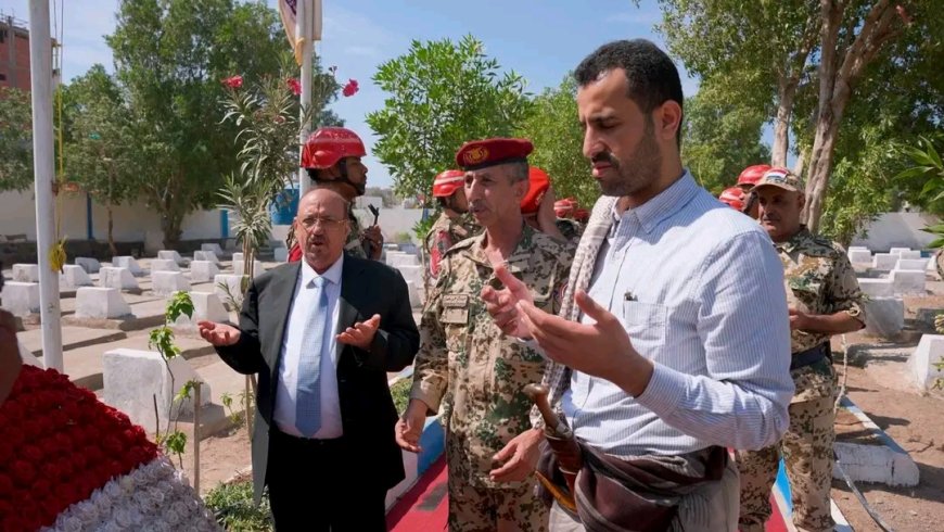 رئيس مجلس النواب يضع أكليل الزهور في مقبرة فردوس الشهداء بالمخا