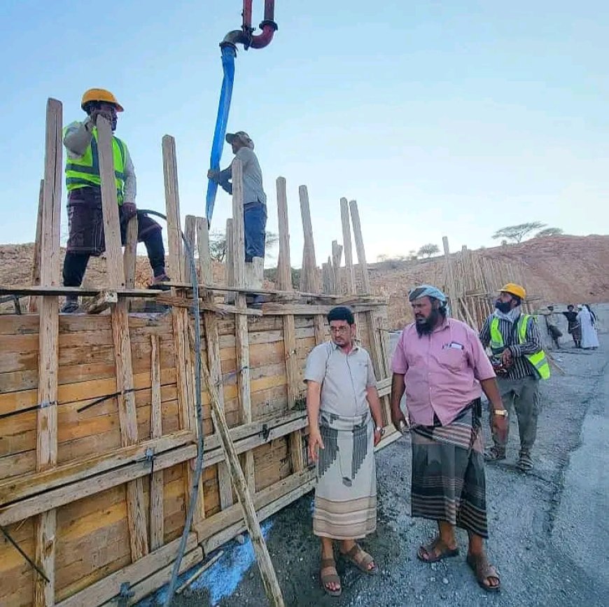 بتوجيهات المحافظ بن الوزير.. تواصل أعمال صيانة جسر النقبة الخرساني بمديرية حبان لتعزيز السلامة المرورية