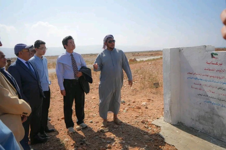 محافظ سقطرى ومعه نائب وزير الصناعة والتجارة والقائم بأعمال السفير الصيني يزورون موقع ميناء قرمة