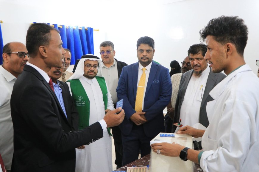 رئيس جامعة المهرة والأمين العام للمجلس المحلي يدشنان المعامل والمختبرات لقسم طب وجراحة الفم والأسنان