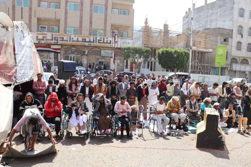 تعز.جرحى الجيش يؤدّون صلاة الجمعة في خيمة اعتصامهم أمام مبنى المحافظة ويجددون مطالبهم بتحسين أوضاعهم وصرف حقوقهم