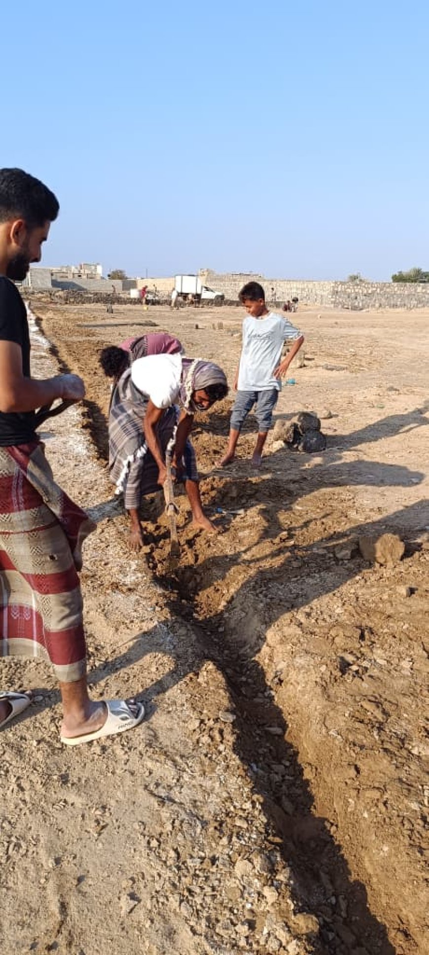 بدء العمل في تسوير ملعب فريق الإنجاز الرياضي بشقرة