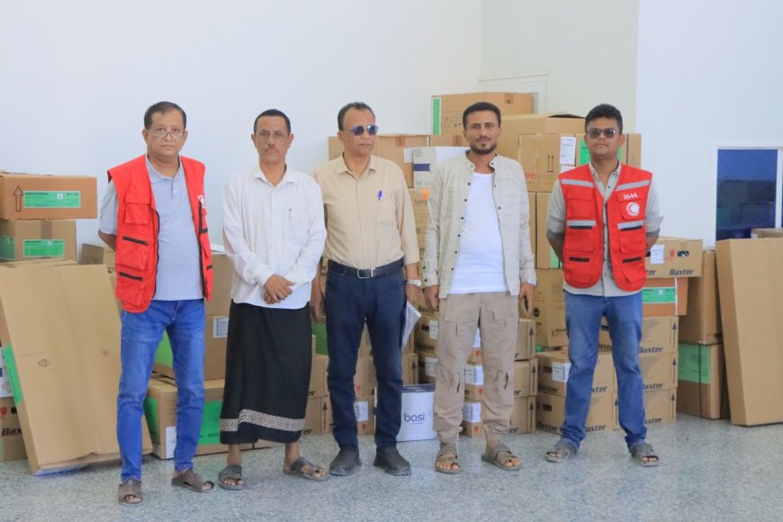 مكتب وزارة الصحة وجمعية الهلال الأحمر اليمني بحضرموت يسلمان هيئة مستشفى سيئون ادوية ومستلزمات طبية لقسم الطوارئ