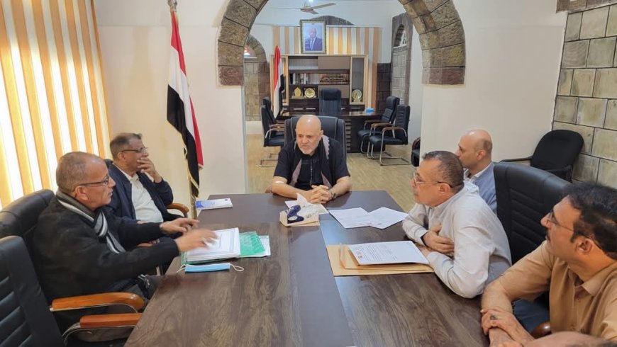 محافظ تعز يناقش إعداد الموازنة وخطط الانفاق والمشاريع للعام 2026م