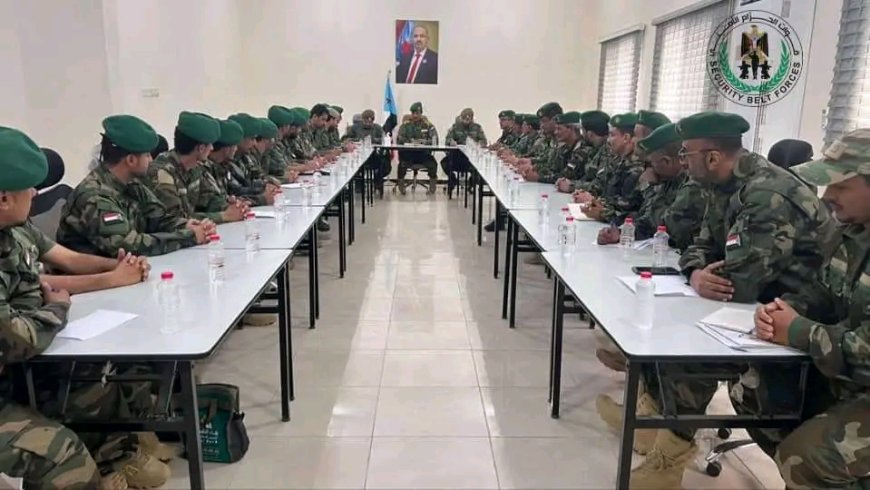 العميد الربيعي يترأس اجتماعًا بقيادات حزام العاصمة عدن ويشدّد على رفع الجاهزية واستدعاء كافة القوة