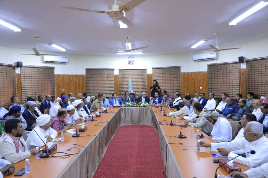 الوكيل العامري يؤكد على ضرورة تحلي الجميع بروح المسؤولية وسرعة إعادة تطبيع الحياة المدنية