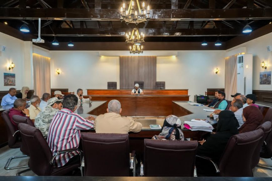 مدير صيرة يترأس اجتماعاً لمناقشة أداء المكاتب التنفيذية ويهنئ الشعب الجنوبي بالانتصارات الأخيرة