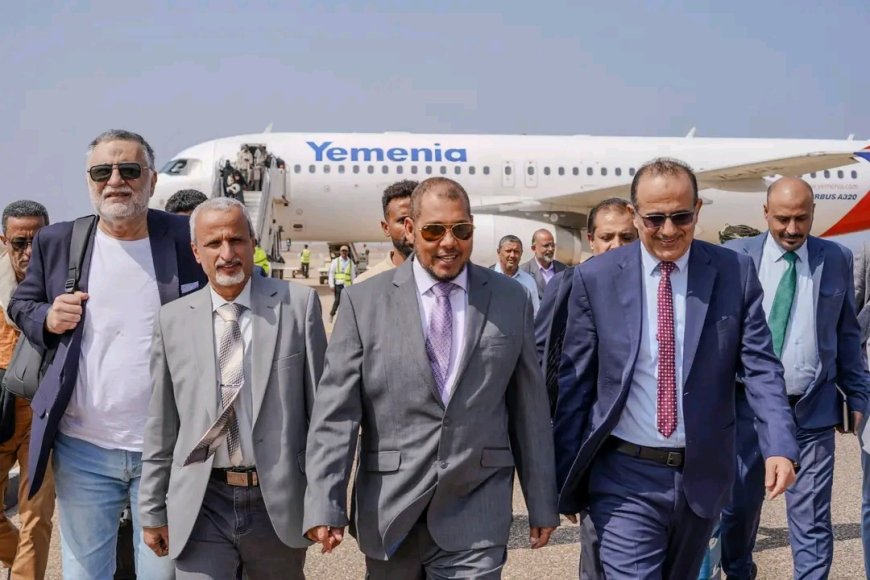 المحافظ الثقلي يستقبل وزير الصحة في مطار سقطرى الدولي