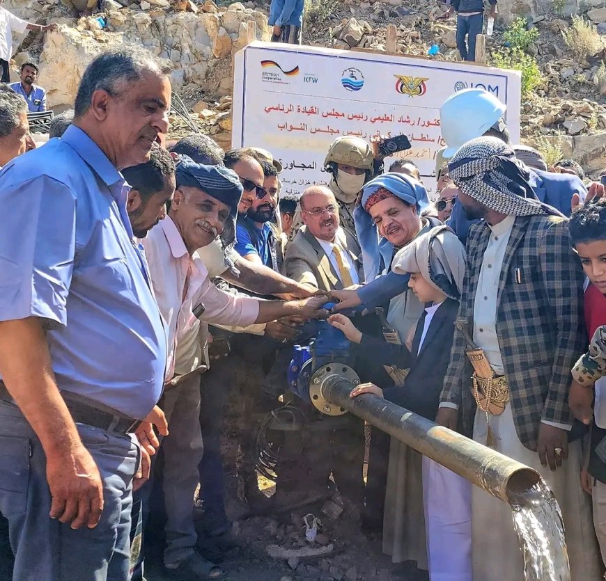 رئيس مجلس النواب يفتتح مشروع مياه الملكة بالمعافر ويزور مديرية المسراخ ويتفقد مشروع إعادة تأهيل الشارع الرئيسي في سوق النشمة