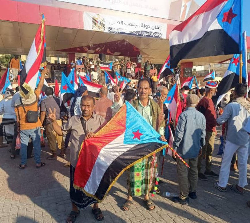 من قلب ساحة الاعتصام المفتوح بعدن.. أكاديميان يطلقان مبادرة دولية يومية لدعم حق شعب الجنوب العربي في إستعادة دولته