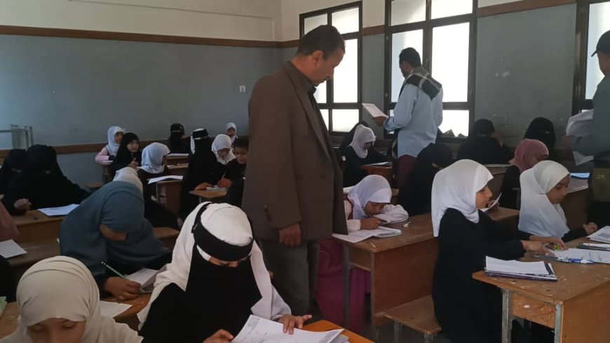 مستشار مدير عام تربية أبين "النوباني" يتفقد سير عملية الاختبارات بمدرسة "ذمثبة" ومجمع الفقيد السنيدي بسرار