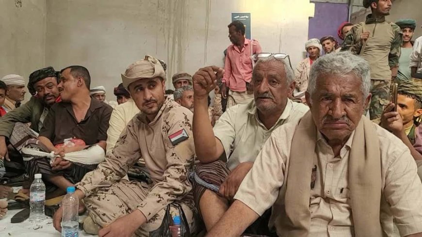 قائد قوات الحزام الأمني بالمنطقة الوسطى أبو عرب يشارك في اعتصام لودر