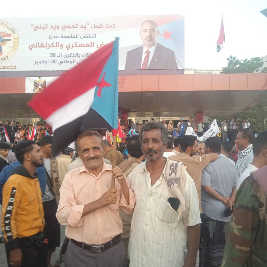 رئيس تحرير صحيفة "الناقد برس" يشارك المعتصمين بساحة العروض بخور مكسر تأييداً لمطالبهم الوطنية