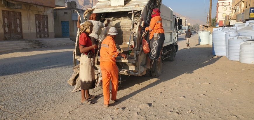 وحدة النظافة والتحسين بمديرية القطن تنفذ نشاطها اليومي في تنظيف شوارع المديرية