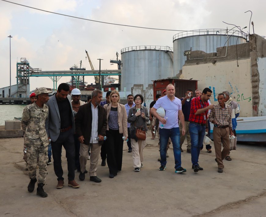 وفد من البنك الدولي يتفقد مركز الأنزال السمكي الدوكيارد في العاصمة عدن